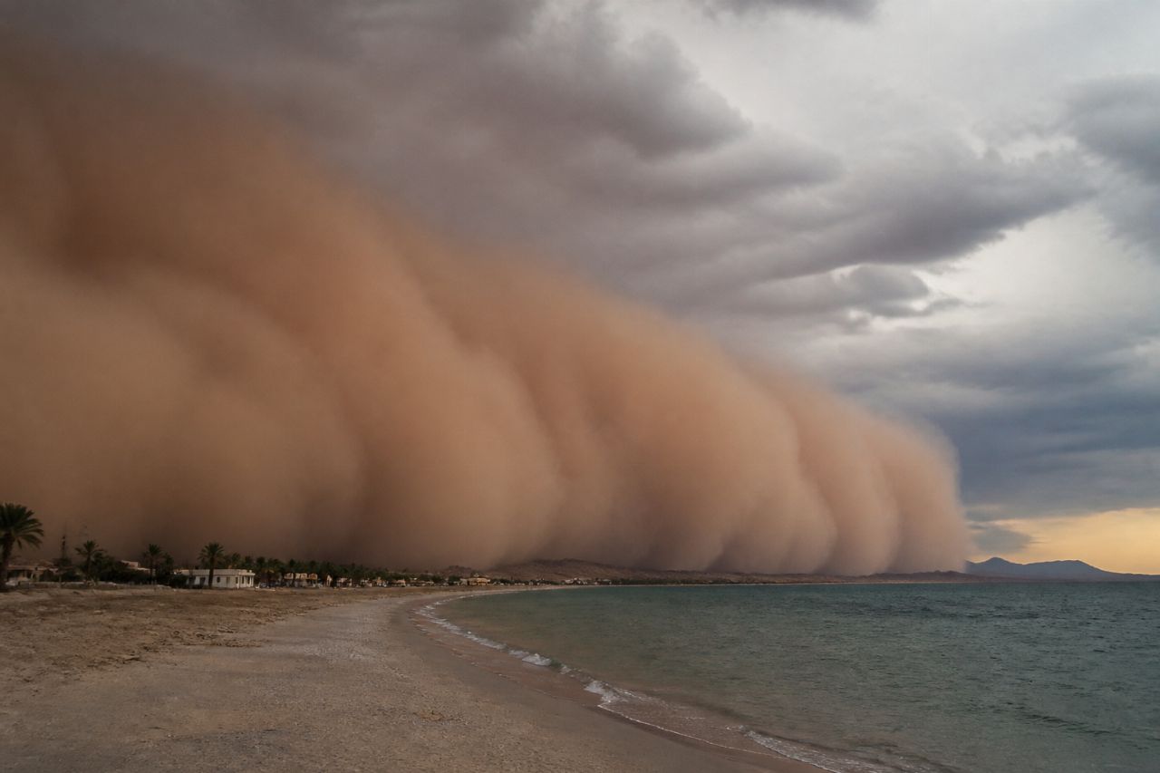 Tormenta de arena sorprende a Bahía de Kino y Hermosillo